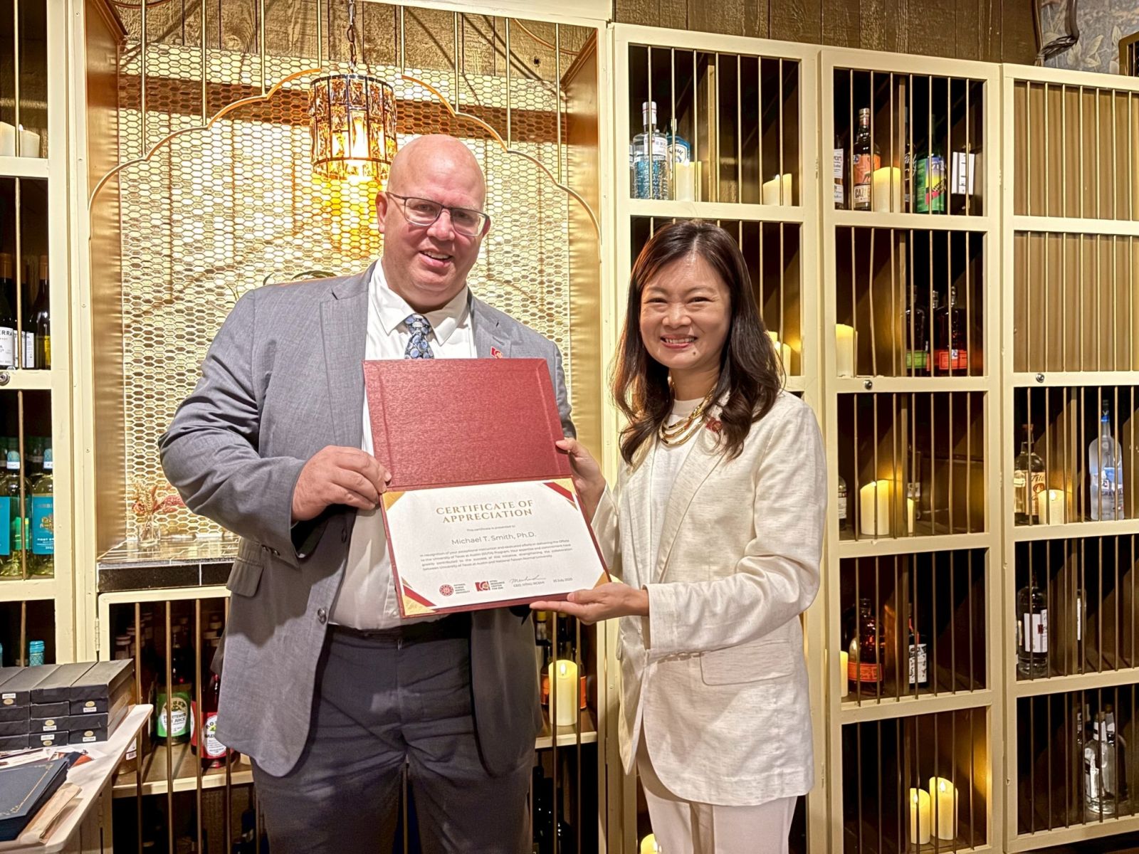 臺師大EMI教學資源中心副執行長范雅筑(圖右)頒發感謝狀予美國德州大學奧斯汀分校英語中心主任史麥可博士(圖左),以感謝其對本次移地培訓課程的積極投入與合作支持。