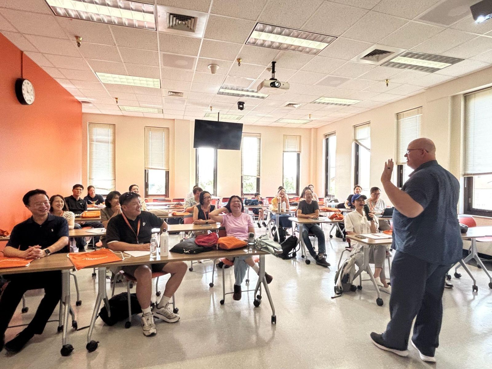UT Austin英語中心主任史麥可博士於新生訓練中說明課程規劃、校園學習環境與生活資訊,並為每位學員開通專屬學生帳號與校園Wi-Fi,讓參訓教師都能快速融入國際校園生活,即刻連結德州大學圖書館系統之豐富學術資源,全面展開沉浸式學習旅程。