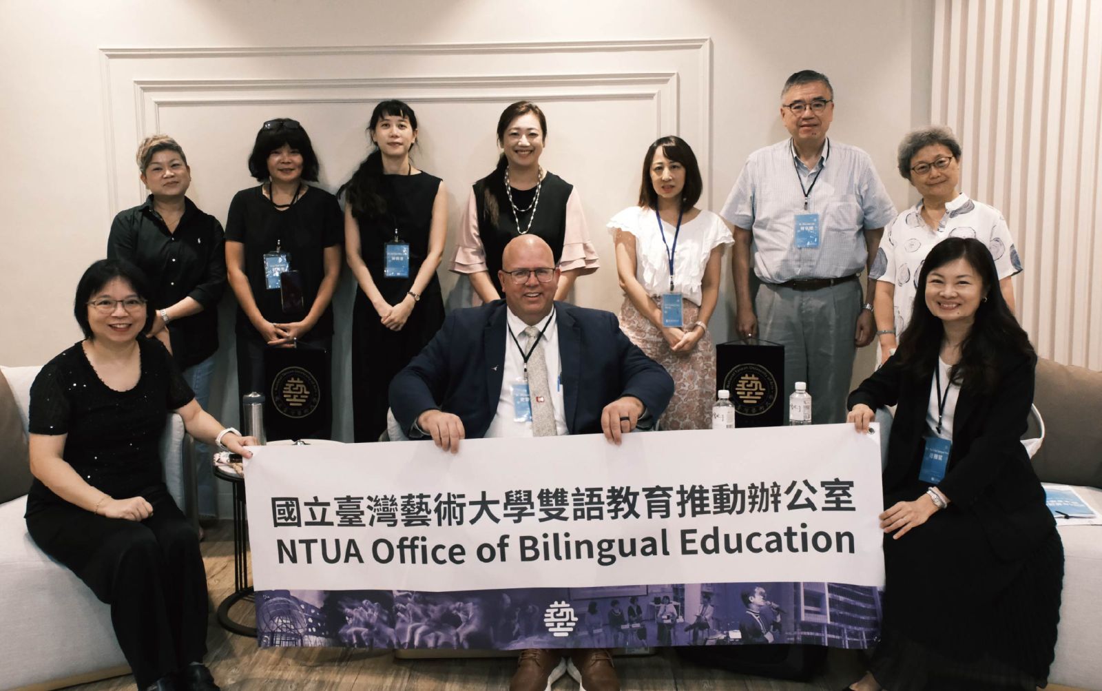 UT Austin英語中心主任史麥可博士於新生訓練中說明課程規劃、校園學習環境與生活資訊,並為每位學員開通專屬學生帳號與校園Wi-Fi,讓參訓教師都能快速融入國際校園生活,即刻連結德州大學圖書館系統之豐富學術資源,全面展開沉浸式學習旅程。